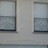 Média réf. 697 (1/3): Appuis de fenêtre en fer forgé, style moderne, modèle soleil croisé inversé