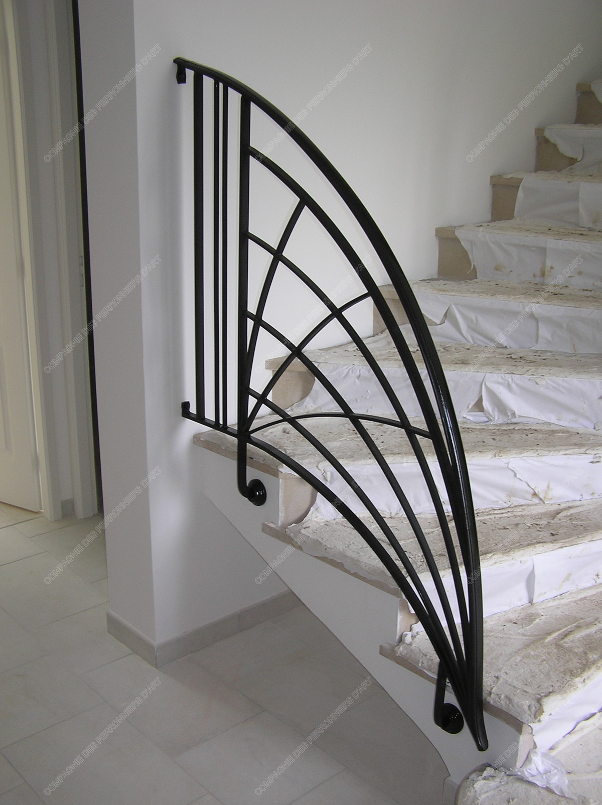 Rampes d’escalier en fer forgé Art décoratif : Modèle Soleil croisé