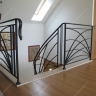 Média réf. 273 (3/8): Rampe d'escalier en fer forgé, style Art décoratif, modèle soleil croisé